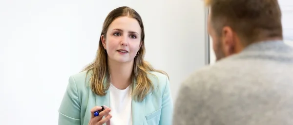 Annabelle Zach von Carpe verba! in Regensburg im Gespräch zur Organisationsentwicklung und Personalentwicklung.